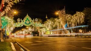 Karaliaus Bhumibolo Adulyadejo gimtadienis minimas papuošiant miestus