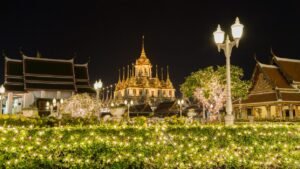 Per Karaliaus Bhumibolo gimtadienį ir Tėvo dieną Tailande visa šalis pasipuošia