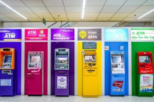 Bankomatus Tailande lengva atpažinti pagal spalvą