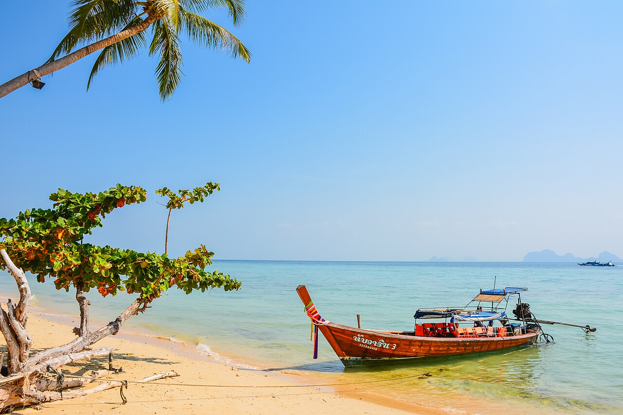 Tradicinis medinis laivas prie Koh Ngai salos paplūdimio Tailande